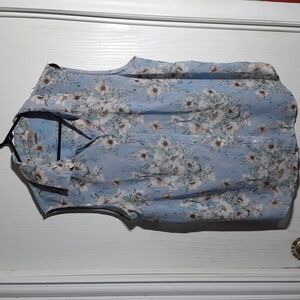H & M woman top blue white floral Size 16